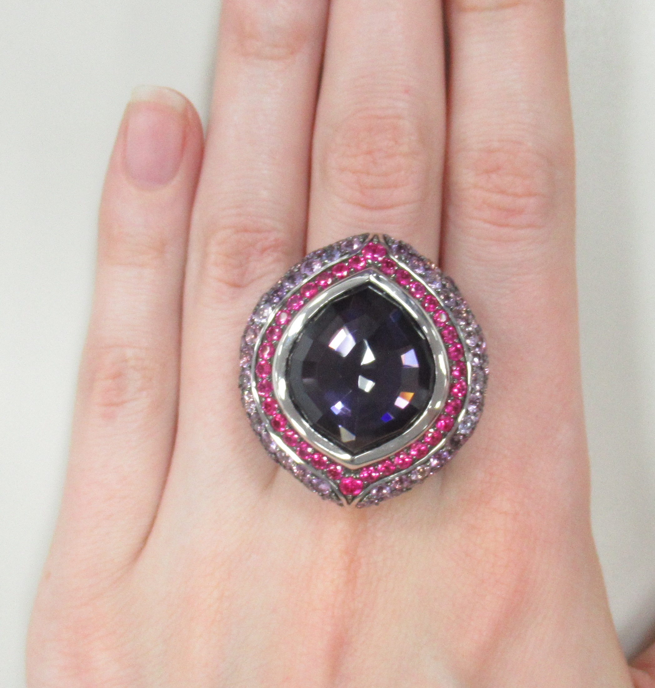 Кольцо из белого золота с аметистом